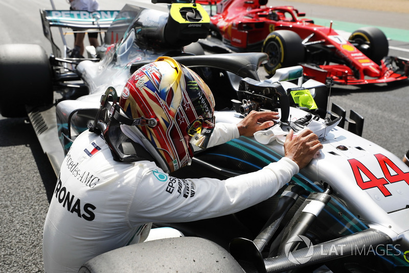 Lewis Hamilton, Mercedes AMG F1 W09, festeggia dopo aver conquistato la pole position