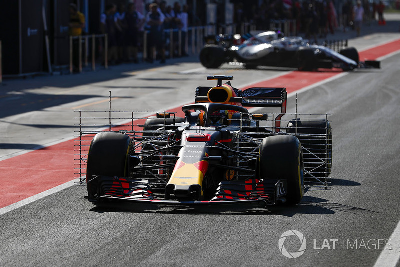 Red Bull RB14 с передним крылом в экспериментальной конфигурации