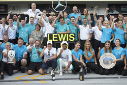 Valtteri Bottas, Mercedes AMG F1, le vainqueur Lewis Hamilton, Mercedes AMG F1, et l'équipe fêtent la victoire