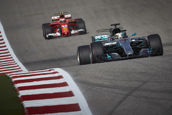 Lewis Hamilton, Mercedes AMG F1 W08, Kimi Raikkonen, Ferrari SF70H