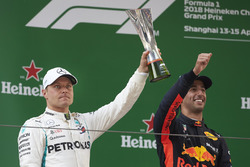 Le deuxième, Valtteri Bottas, Mercedes AMG F1, avec son trophée aux côtés du vainqueur Daniel Ricciardo, Red Bull Racing