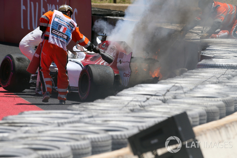 Marcus Ericsson, Sauber C37 est sorti de sa piste avant que sa voiture ne prenne feu