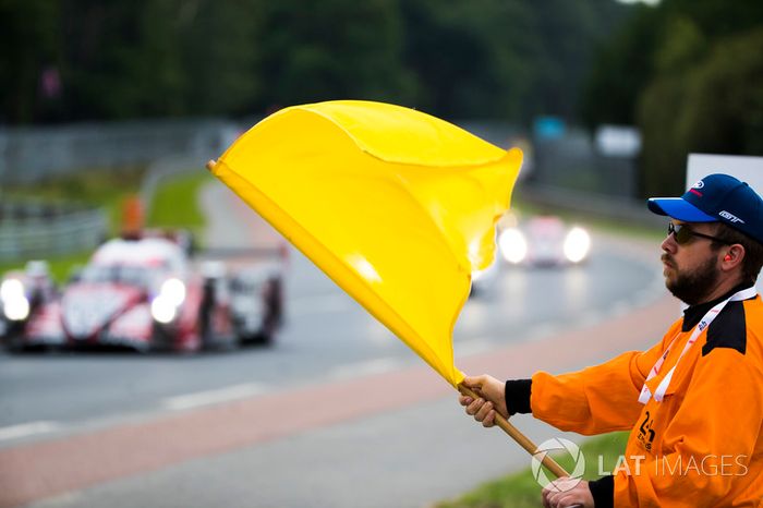 Un comisario ondea la bandera amarilla