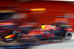 Max Verstappen, Red Bull Racing RB14, pit stop action