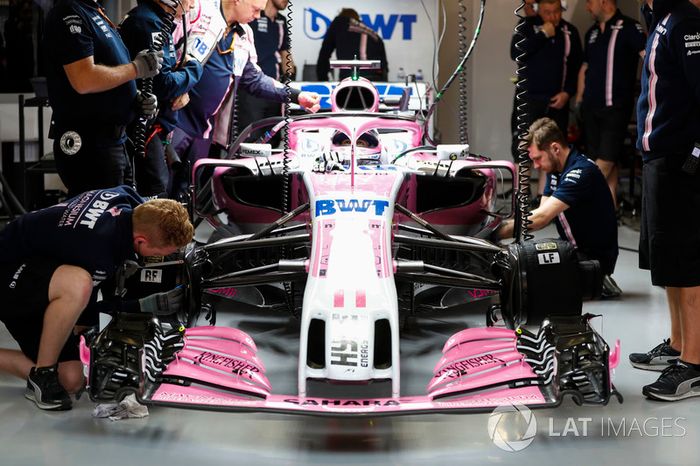 Engineers work on the car of Sergio Perez, Force India VJM11, en el garaje mientras él se sienta en la cabina