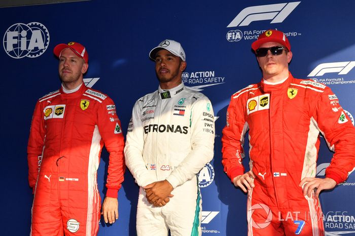 Tercer lugar Sebastian Vettel, Ferrari, poleman Lewis Hamilton, Mercedes-AMG F1 y segundo lugar Kimi Raikkonen, Ferrari en el parque cerrado