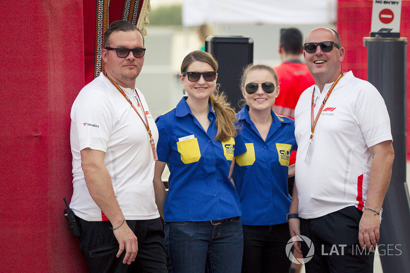 Tim keamanan di gerbang paddock.
