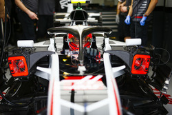 Kevin Magnussen, Haas F1 Team VF-18 Ferrari, en el garaje