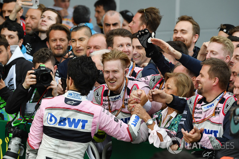 Sergio Perez, Force India, parc ferme'de podyumu kutluyor