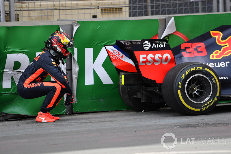 Max Verstappen, Red Bull Racing RB14 crashes