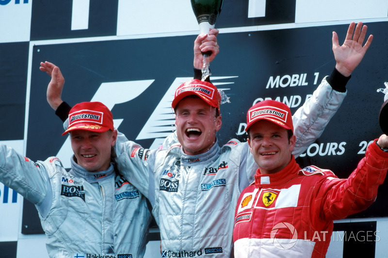 Podio: Mika Hakkinen, McLaren, David Coulthard, McLaren, Rubens Barrichello, Ferrari