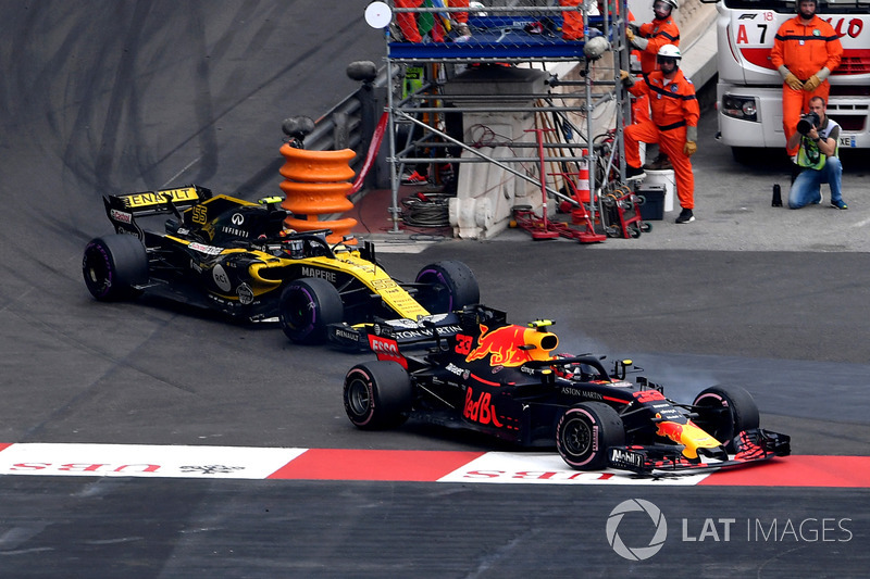 Max Verstappen, Red Bull Racing RB14 et Carlos Sainz Jr., Renault Sport F1 Team R.S. 18 en bataille