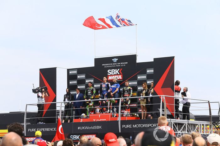 Podio: ganador de la carrera Michael van der Mark, Pata Yamaha, segundo lugar Toprak Razgatlioglu, Kawasaki Puccetti Racing, tercer lugar Jonathan Rea, Kawasaki Racing