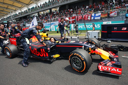 Daniel Ricciardo, Red Bull Racing RB12 sur la grille