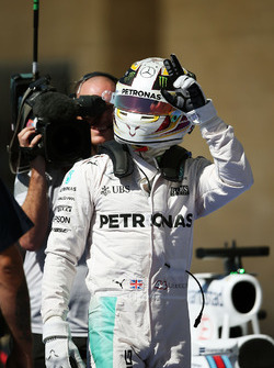 Lewis Hamilton, Mercedes AMG F1, célèbre sa pole position dans le parc fermé