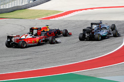 Lewis Hamilton, Mercedes AMG F1 W07 Hybrid; Daniel Ricciardo, Red Bull Racing RB12; Nico Rosberg, Me
