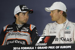 (Da Sx aDx): il secondo qualificato Sergio Perez, Sahara Force India F1 e il poleman Nico Rosberg, M