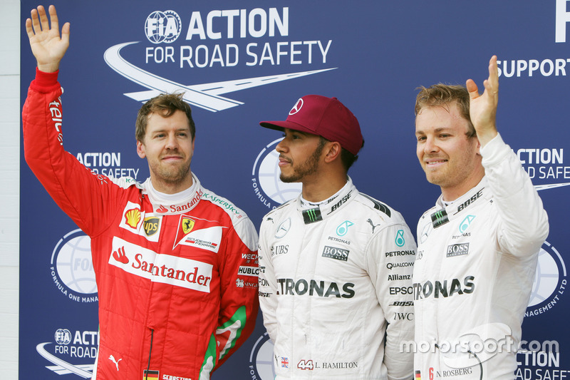 La Top 3 delle qualifiche nel parco chiuso: Sebastian Vettel, Ferrari, terzo; Lewis Hamilton, Mercedes AMG F1, pole position; Nico Rosberg, Mercedes AMG F1, secondo