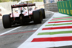 Kimi Raikkonen, Ferrari SF16-H achter teamgenoot Sebastian Vettel, Ferrari SF16-H