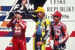 Podio: el ganador Valentino Rossi, segundo clasificado Jorge Martínez, tercero clasificado Tomomi Ma