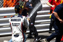 Pemenang Artem Markelov, RUSSIAN TIME bersuka-cita bersama sampanye