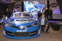 Daniel Suárez piloto de Nascar y el coche de NASCAR Peak México Series