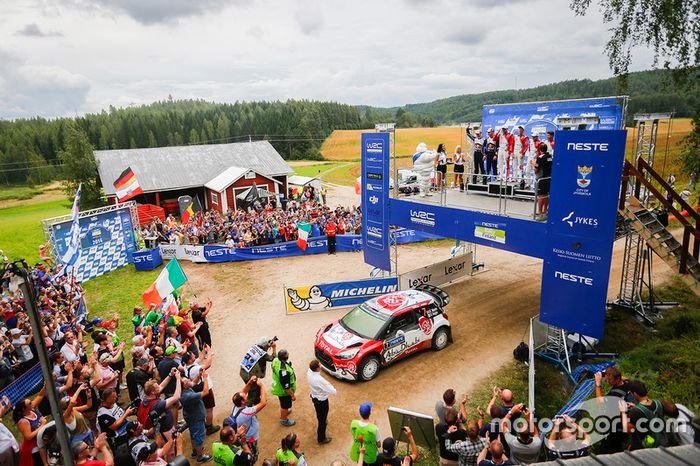 Podio: ganadores de la carrera Kris Meeke, Paul Nagle, Citroën World Rally Team, segundo lugar Jari-Matti Latvala, Miikka Anttila, Volkswagen Motorsport, tercer lugar Craig Breen, Scott Martin, Citroën World Rally Team