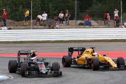 Jenson Button, McLaren MP4-31 y Kevin Magnussen, Renault Sport F1 Team RS16 batalla por la posición