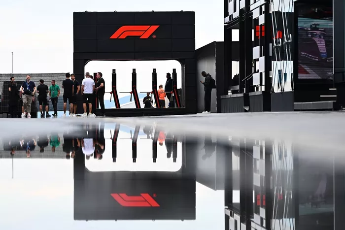 Una vista general del paddock