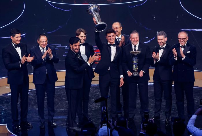 Lando Norris, McLaren, levanta su trofeo de Campeón de Fórmula Uno con Oscar Piastri, McLaren, Zak Brown, Director Ejecutivo de McLaren, Andrea Stella, Director de Equipo de McLaren, Stefano Domenicali, Director Ejecutivo del Grupo Fórmula Uno y Mohammed 