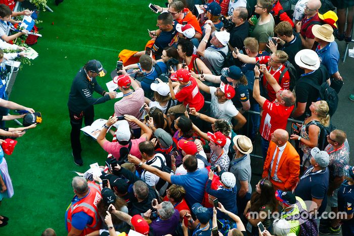 Fernando Alonso, McLaren, atiende a sus fans