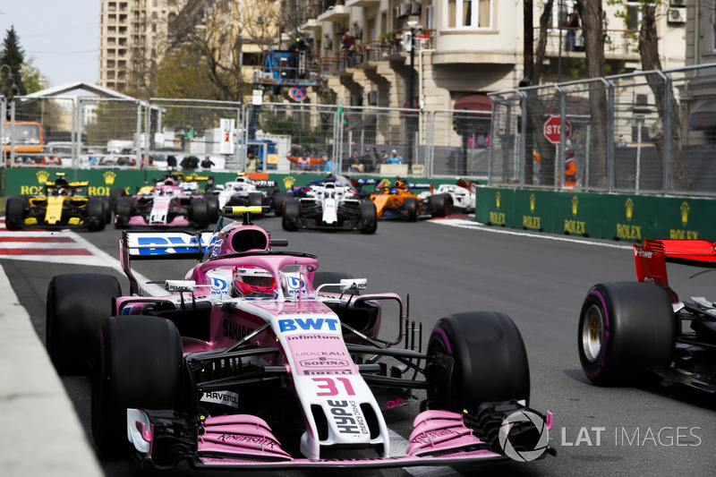 Esteban Ocon, Force India VJM11 Mercedes, Carlos Sainz Jr., Renault Sport F1 Team R.S. 18, Sergio Perez, Force India VJM11 Mercedes, Sergey Sirotkin, Williams FW41 Mercedes, y el resto del grupo