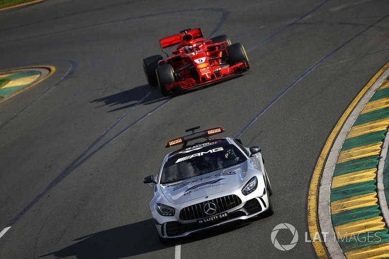 La voiture de sécurité devant Sebastian Vettel, Ferrari SF71H