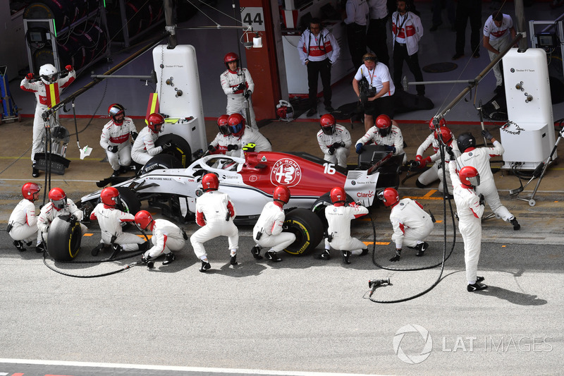 Charles Leclerc, Sauber C37, pit stop