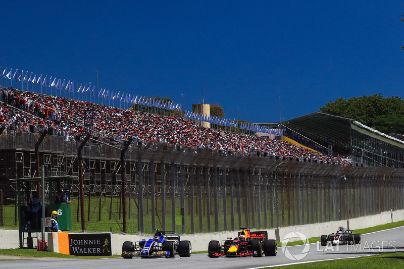 Pascal Wehrlein, Sauber C36 battles with Daniel Ricciardo, Red Bull Racing RB13