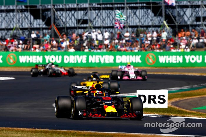 Daniel Ricciardo, Red Bull Racing RB14, y Nico Hulkenberg, Renault Sport F1 Team R.S. 18