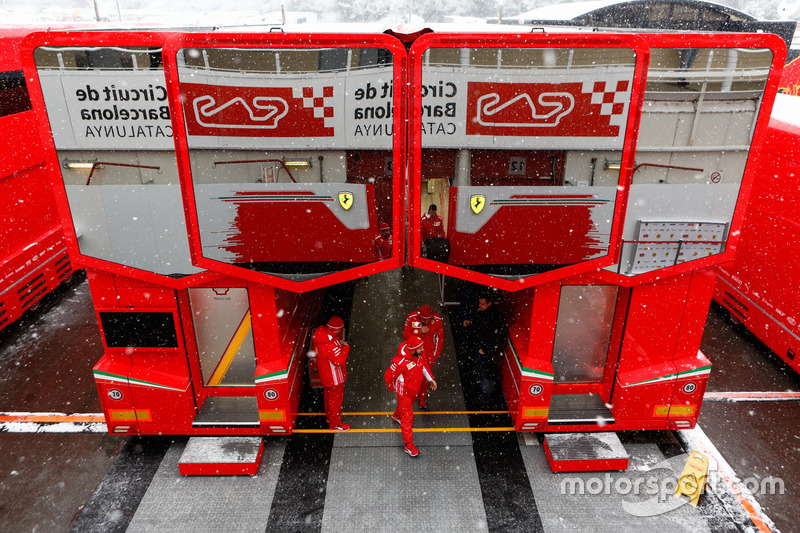 Сніг на моторхоумі Ferrari