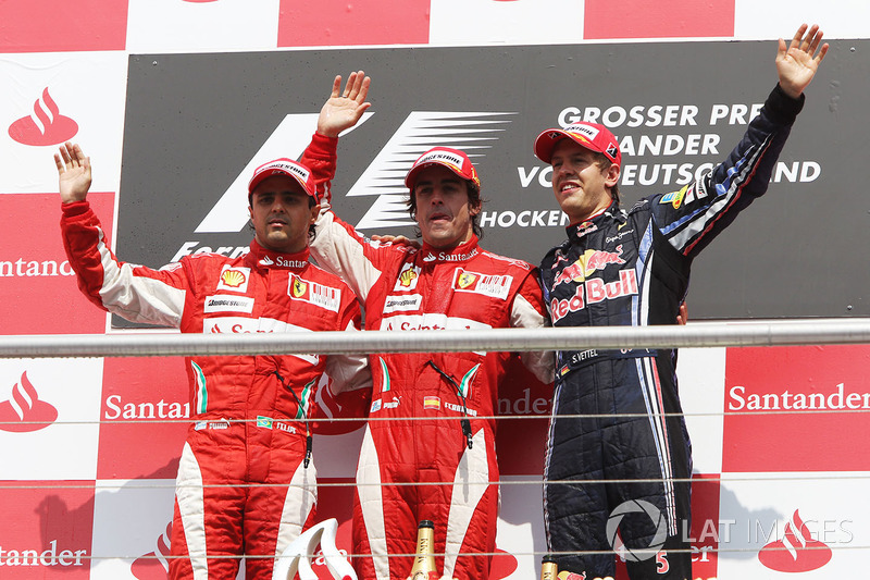 Podium: eerste plaats Fernando Alonso, Ferrari, tweede plaats Felipe Massa, derde plaats Sebastian V