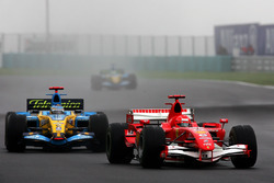 Michael Schumacher, Ferrari 248 F1 ve Fernando Alonso, Renault R26