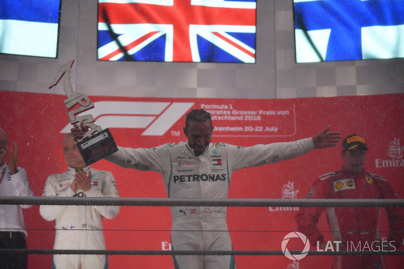 Le vainqueur Lewis Hamilton, Mercedes-AMG F1 fête sa victoire sur le podium