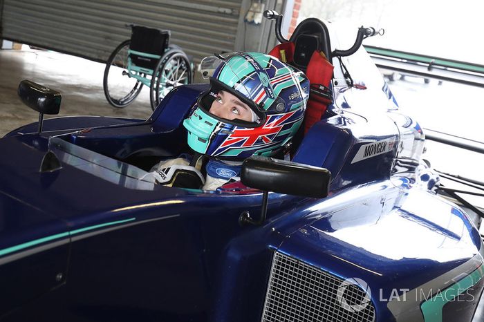 Billy Monger en su coche de carreras regreso a probar el Carlin MSV Fórmula 3