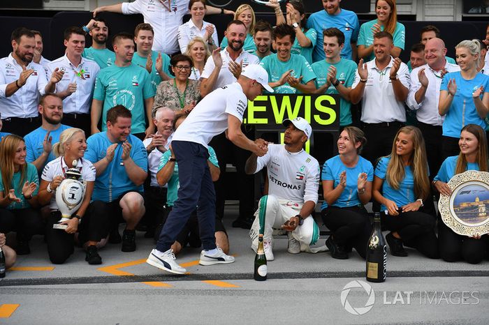 Lewis Hamilton, Mercedes-AMG F1 y Valtteri Bottas, Mercedes-AMG F1 celebran con el equipo