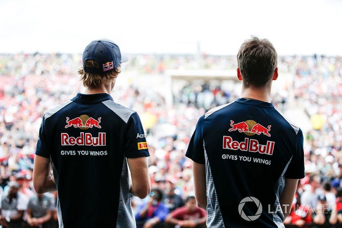 Daniil Kvyat, Scuderia Toro Rosso, Brendon Hartley, Scuderia Toro Rosso, en el escenario F1