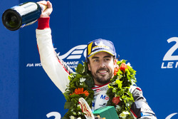 Podio assoluto: il vincitore Fernando Alonso, Toyota Gazoo Racing