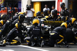Carlos Sainz Jr., Renault Sport F1 Team R.S. 18, makes a pit stop