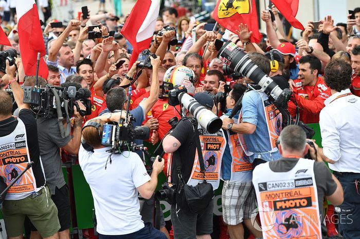 El ganador de la carrera de Canadá, Sebastian Vettel, Ferrari, celebra en parc ferme