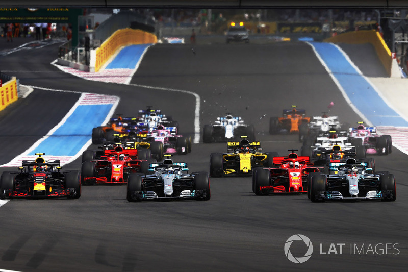 Lewis Hamilton, Mercedes AMG F1 W09, leads Valtteri Bottas, Mercedes AMG F1 W09, Sebastian Vettel, Ferrari SF71H, and Max Verstappen, Red Bull Racing RB14, at the start of the race