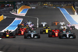 Льюіс Хемілтон, Mercedes AMG F1 W09,попереду Валттері Боттаса, Mercedes AMG F1 W09, Себастьяна Феттеля, Ferrari SF71H, та Макса Ферстаппена, Red Bull Racing RB14