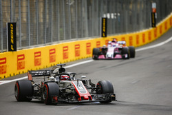 Ромен Грожан, Haas F1 Team VF-18, и Серхио Перес, Sahara Force India F1 VJM11
