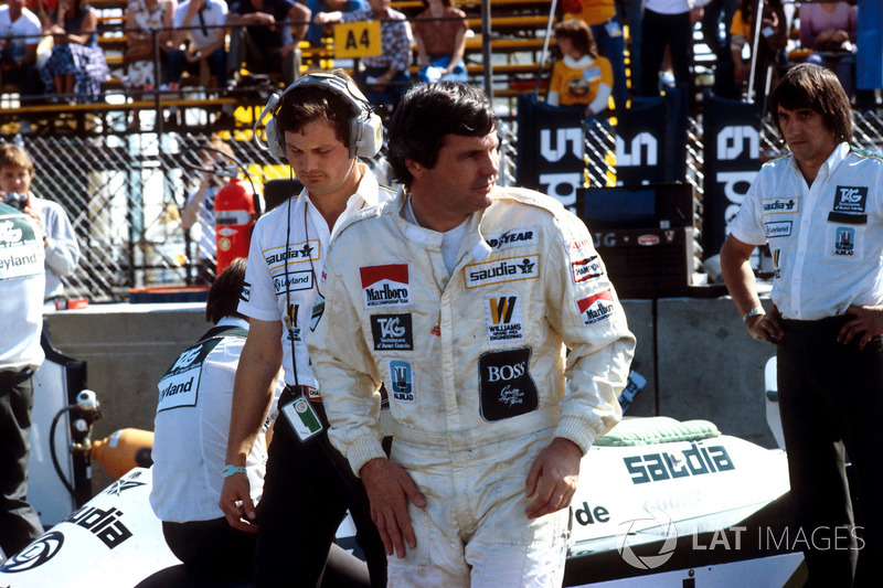 Alan Jones, Williams, et Frank Dernie, juste derrière.